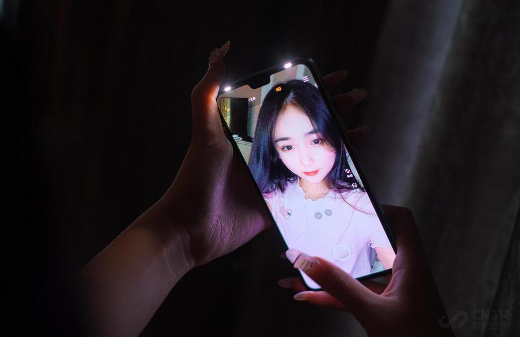 拍自己脑袋_什么自拍软件拍出来时头大身体小_拍自己头的动态表情